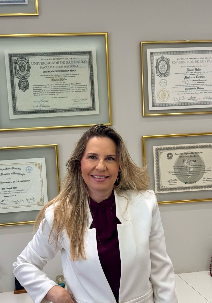 Dra. Raquel Keller diante de seus diplomas e certificações